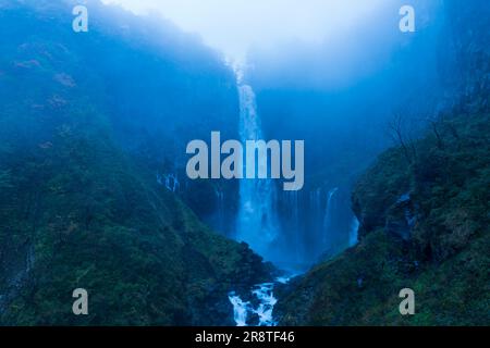 Der Kegon-Wasserfall ist in den Morgennebel eingewickelt Stockfoto