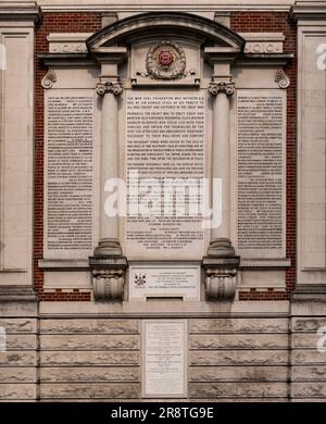 Die Oswald Stoll Foundation Buildings; eine große Wohltätigkeitsorganisation für behinderte ehemalige Dienstveteranen in Fulham Broadway, London; die Stein-Gedenktafel Stockfoto