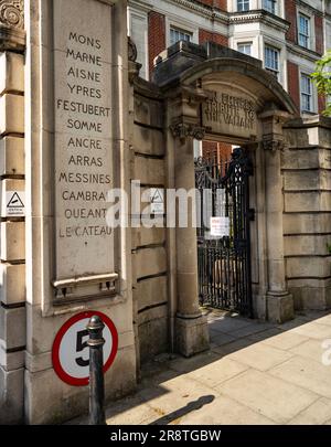 Die Oswald Stoll Foundation Buildings; eine grosse Wohltätigkeitsorganisation für behinderte ehemalige Dienstveteranen in Fulham Broadway, London. Die Eingangstore Stockfoto