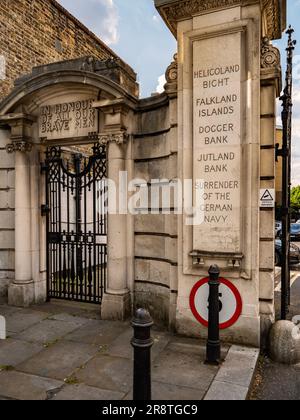 Die Oswald Stoll Foundation Buildings; eine grosse Wohltätigkeitsorganisation für behinderte ehemalige Dienstveteranen in Fulham Broadway, London. Die Eingangstore Stockfoto