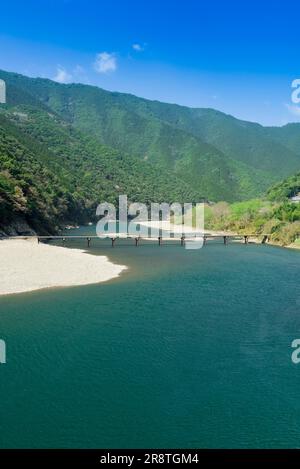 Shimantogawa-Fluss an sonnigen Tagen Stockfoto
