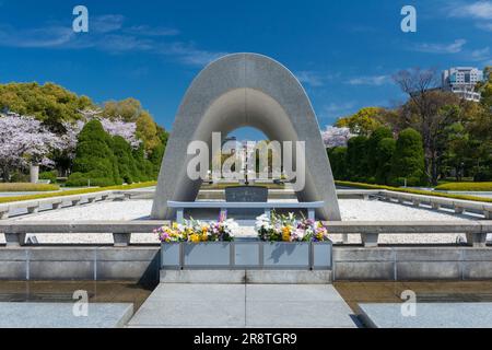 Friedenspark Cenotaph für Atombombenopfer und Licht des Friedens Stockfoto