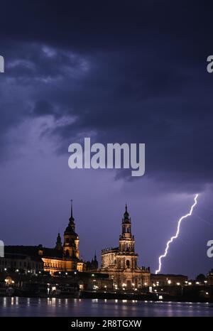 Dresden, Deutschland. 23. Juni 2023. Während eines Gewitters am Abend über der Altstadt neben der Hofkirche werden Blitze abgegeben. Kredit: Robert Michael/dpa/Alamy Live News Stockfoto