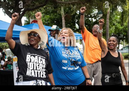 Fort Lauderdale, Florida, USA. 22. Juni 2023. Atendees der NAACP Stay WACKE Florida Rolling Votercade Rally in Fort Lauderdale jubelt, wenn der Stay WACKE Bus am Fort Lauderdale African-American Cultural Center ankommt. Neben anderen Organisationen der sozialen Gerechtigkeit reiste die NAACP durch 15 Städte in Florida, um gegen die jüngsten Gesetze zu protestieren, das Bewusstsein zu schärfen und die Angehörigen anderer marginalisierter Gemeinschaften zu ermutigen, sich gegen Angriffe auf ihre Gemeinschaften und auf die Demokratie zu wehren. (Credit Image: © Orit Ben-Ezzer/ZUMA Press Wire) EDITORIAL US Stockfoto