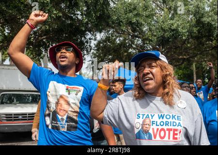 Fort Lauderdale, Florida, USA. 22. Juni 2023. Atendees der NAACP Stay WACKE Florida Rolling Votercade Rally in Fort Lauderdale jubelt, wenn der Stay WACKE Bus am Fort Lauderdale African-American Cultural Center ankommt. Neben anderen Organisationen der sozialen Gerechtigkeit reiste die NAACP durch 15 Städte in Florida, um gegen die jüngsten Gesetze zu protestieren, das Bewusstsein zu schärfen und die Angehörigen anderer marginalisierter Gemeinschaften zu ermutigen, sich gegen Angriffe auf ihre Gemeinschaften und auf die Demokratie zu wehren. (Credit Image: © Orit Ben-Ezzer/ZUMA Press Wire) EDITORIAL US Stockfoto