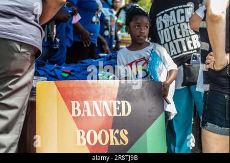 Fort Lauderdale, Florida, USA. 22. Juni 2023. Atendeen der NAACP Stay Woke Florida Rolling Votercade Rally erhalten eine kuratierte Auswahl an Büchern aus der Florida Banned Buchliste bei einem Buch-Geschenk im Fort Lauderdale African-American Cultural Center. Neben anderen Organisationen der sozialen Gerechtigkeit reiste die NAACP durch 15 Städte in Florida, um gegen die jüngsten Gesetze zu protestieren, das Bewusstsein zu schärfen und die Angehörigen anderer marginalisierter Gemeinschaften zu ermutigen, sich gegen Angriffe auf ihre Gemeinschaften und auf die Demokratie zu wehren. (Kreditbild: © Orit Ben-E Stockfoto