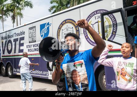 Fort Lauderdale, Florida, USA. 22. Juni 2023. Atendees der NAACP Stay WACKE Florida Rolling Votercade Rally in Fort Lauderdale jubelt, wenn der Stay WACKE Bus am Fort Lauderdale African-American Cultural Center ankommt. Neben anderen Organisationen der sozialen Gerechtigkeit reiste die NAACP durch 15 Städte in Florida, um gegen die jüngsten Gesetze zu protestieren, das Bewusstsein zu schärfen und die Angehörigen anderer marginalisierter Gemeinschaften zu ermutigen, sich gegen Angriffe auf ihre Gemeinschaften und auf die Demokratie zu wehren. (Credit Image: © Orit Ben-Ezzer/ZUMA Press Wire) EDITORIAL US Stockfoto