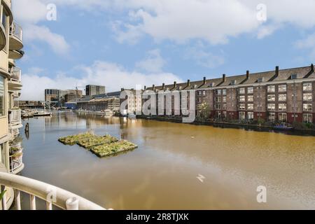 Ein paar Gebäude und Wasser mitten in einem Stadtgebiet, das aussieht, als wäre es von einer Brücke genommen worden Stockfoto