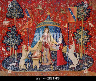 La Dame a la Licorne, eine von 6 Wandteppichen mit einer Hofdame, einem Löwen und einem Einhorn, die im späten 15. Jahrhundert von der Familie Le Viste in Auftrag gegeben wurden, aus dem Musée National du Moyen Age oder dem Museum of Cluny, Paris, Frankreich. Der Löwe und das Einhorn beziehen sich auf Le Vistes Familienwappen. In diesem Wandteppich mit dem Titel Mon Seul Desir, der die Liebe repräsentiert, legt die Dame eine Halskette auf eine Brust, die von ihrem Dienstmädchen gehalten wird, begleitet von Hunden und einem Affen, in einem Garten mit Zelt und Obstbäumen, auf rotem Hintergrund mit Blumen, Vögeln und Tieren, im Stil von Mil-Fleurs. Stockfoto