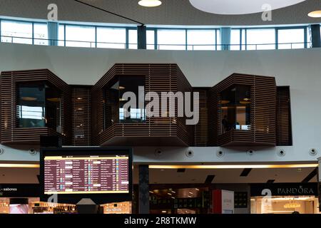 Lissabon, Portugal - 17. Februar 2023: Blick auf DIE TAP Lounge im Flughafen mit Geschäften und Ausstelltafel für Abflüge und Ankünfte Stockfoto