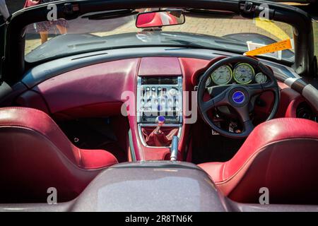 Detail des Innenraums aus rotem Leder eines Jensen S V8 Cabriolets. Stockfoto