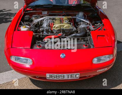 Eine Detailansicht unter der Motorhaube eines schlanken Mazda MX-5 zeigt den Motor, der diesen legendären japanischen Roadster antreibt. Stockfoto