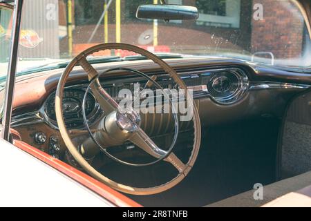 Das stilvolle Interieur des 1950er Oldsmobile Rocket 88 bietet zeitlose Eleganz und Nostalgie für viele Autofans. Stockfoto