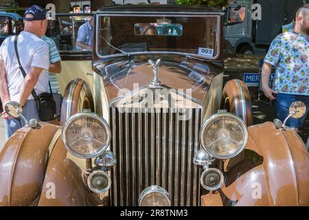 Vorderansicht eines Rolls Royce Sedance De Ville aus dem Jahr 1930er mit dem in der Sonne glänzenden Emblem „Spirit of Ecstasy“. Klassisches, klassisches, luxuriöses Auto. Stockfoto