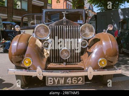 Vorderansicht eines Rolls Royce Sedance De Ville aus dem Jahr 1930er mit dem in der Sonne glänzenden Emblem „Spirit of Ecstasy“. Klassisches, klassisches, luxuriöses Auto. Stockfoto