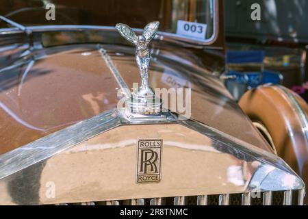 Details des legendären Emblems „Spirit of Ecstasy“ und des Rolls Royce Emblems auf einem Rolls Royce Sedance De Ville aus dem Jahr 1930er. Klassisches, klassisches, luxuriöses Auto. Stockfoto