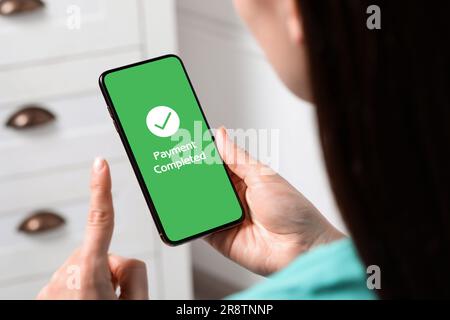 Frau hat die Zahlung erfolgreich mit einer Online-Banking-Anwendung auf einem Smartphone zu Hause getätigt, Nahaufnahme Stockfoto