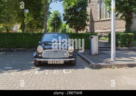 Ein geparkter Austin Mini. Der Original Mini ist eine Ikone der britischen Kultur von 1960er und wurde zum 2. Einflussreichsten Auto des 20. Jahrhunderts gewählt. Stockfoto