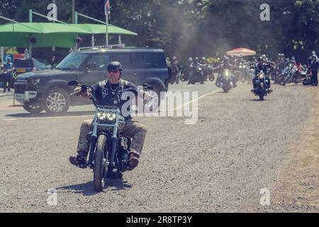 Mitglieder eines Motorrad-Clubs treffen bei einer Motorrad-Rallye ein. Motorradfahrer kommen bei einer Motorrad-Rallye an. Stockfoto