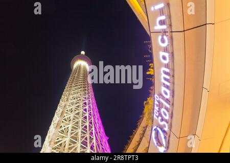 Nachtansicht auf den Tokyo Sky Tree vom Eingang Tokio Soramachi Stockfoto