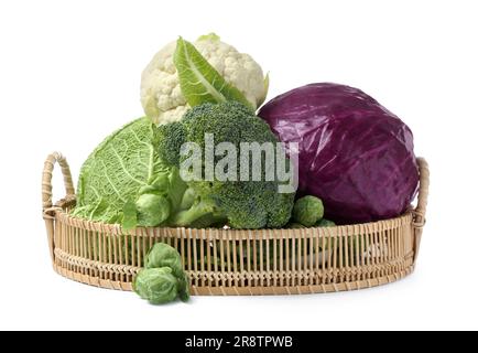 Weidenschale mit verschiedenen Frischkohlsorten auf weißem Hintergrund Stockfoto