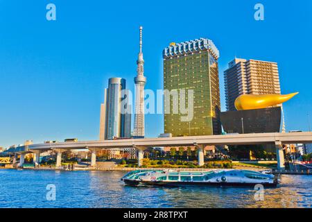 Himiko und Asahi Beer Tower und Tokyo Sky Tree Stockfoto