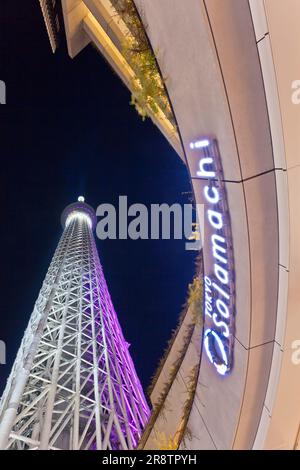 Nachtsicht auf den Tokyo Sky Tree, Blick vom Eingang Tokio Soramachi Stockfoto