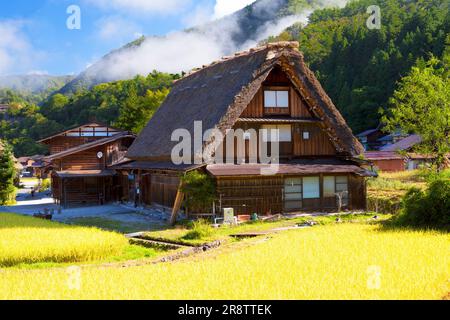 Blauer Himmel und die menschlichen Siedlungen im Dorf Shirakawago im Herbst Stockfoto