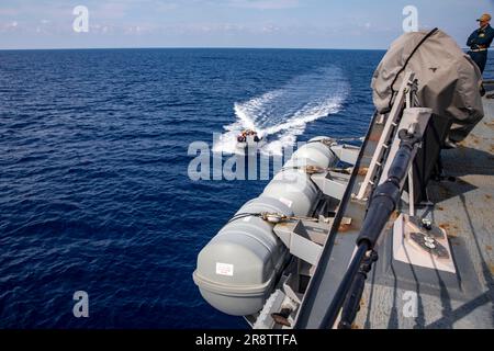 230617-N-CD453-2267 PHILIPPINE SEA (17. Juni 2023) Seeleute des Arleigh Burke-Class Guided-Missile Destroyer USS John Finn (DDG 113) betreiben während des Betriebs kleiner Boote ein RHIB (Rumpf-aufblasbares Boot). John Finn wird dem Befehlshaber der Task Force 71/Destroyer Squadron (DESRON) 15, der größten nach vorn verlegten DESRON der Marine und der Hauptstreitkräfte der US-7.-Flotte zugewiesen. (USA Marinebild von Mass Communication Specialist 2. Class Samantha Oblander) Stockfoto