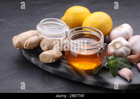 Kalte Heilmittel auf schwarzem Tisch, Nahaufnahme. Hustenbehandlung Stockfoto