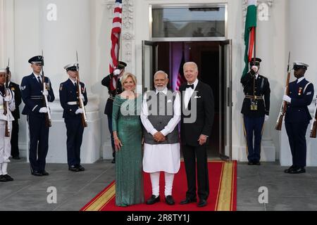 Washington, Usa. 22. Juni 2023. US-Präsident Joe Biden, Mitte rechts, und First Lady Jill Biden, Mitte links, begrüßen Narendra Modi, Indiens Premierminister, bei einer Ankunft auf dem Nordportico des Weißen Hauses vor einem Staatsessen in Washington, DC, am Donnerstag, den 22. Juni 2023. Biden und Modi kündigten heute bei einem Staatsbesuch eine Reihe von Verteidigungs- und Handelsgeschäften an, um die militärischen und wirtschaftlichen Beziehungen zwischen ihren Nationen zu verbessern. Foto: Al Drago/UPI Credit: UPI/Alamy Live News Stockfoto