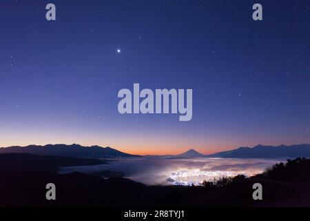 Mt. Fuji und Wolkenmeer vom Takabotchi-Plateau aus gesehen Stockfoto