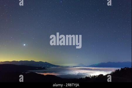 Mt. Fuji und Wolkenmeer vom Takabotchi-Plateau aus gesehen Stockfoto