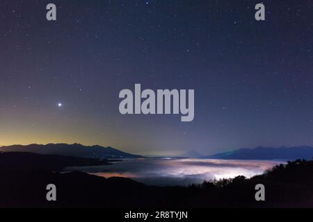 Mt. Fuji und Wolkenmeer vom Takabotchi-Plateau aus gesehen Stockfoto