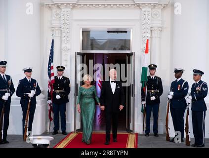 Washington, Usa. 22. Juni 2023. US-Präsident Joe Biden, richtig, und First Lady Jill Biden warten darauf, den indischen Premierminister Narendra Modi, nicht abgebildet, bei einer Ankunft im North Portico des Weißen Hauses zu begrüßen, vor einem Staatsessen in Washington, DC, am Donnerstag, den 22. Juni 2023. Biden und Modi kündigten heute bei einem Staatsbesuch eine Reihe von Verteidigungs- und Handelsgeschäften an, um die militärischen und wirtschaftlichen Beziehungen zwischen ihren Nationen zu verbessern. Foto: Al Drago/UPI Credit: UPI/Alamy Live News Stockfoto