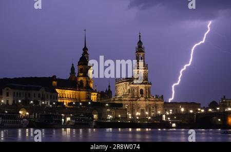 Dresden, Deutschland. 23. Juni 2023. Während eines Gewitters am Abend über der Altstadt neben der Hofkirche werden Blitze abgegeben. Kredit: Robert Michael/dpa/Alamy Live News Stockfoto