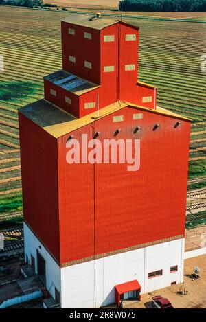Luftaufnahme der Getreideaufzüge Swan River Valley, Manitoba, Kanada Stockfoto