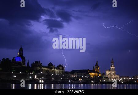 Dresden, Deutschland. 23. Juni 2023. Bei einem Gewitter am Abend über der ElbAltstadt wird ein Blitz ausgelöst. Kredit: Robert Michael/dpa/Alamy Live News Stockfoto