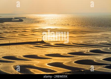 Sandmuster von Mikoshiorai Beach und Meer Stockfoto