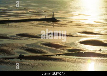 Sandmuster von Mikoshiorai Beach und Meer Stockfoto