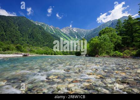 Hotaka Gebirgskette und Azusa Fluss in Kamikochi Stockfoto