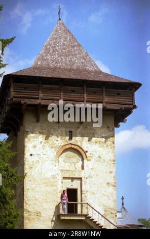 Gura Humorului, Kreis Suceava, Rumänien, 1998. Der befestigte Wachturm aus dem 17. Jahrhundert im Humor Kloster. Stockfoto