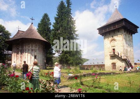 Gura Humorului, Kreis Suceava, Rumänien, 1998. Besucher des Humor-Klosters, ein historisches Denkmal aus dem Jahr 1530. Stockfoto