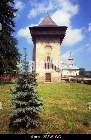 Gura Humorului, Kreis Suceava, Rumänien, 1998. Der befestigte Wachturm aus dem 17. Jahrhundert im Humor Kloster. Stockfoto