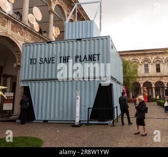 Mailand, Italien - 21. April 2023: Installation mit dem Titel A Theatre to Save the Planet designed by Metrogramma with Mirage. Fuorisalone, Milan Design Week 20 Stockfoto