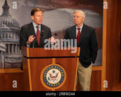 22. Juni 2023, Washington, District of Columbia, USA: Senatoren LINDSEY GRAHAM (R-SC) und RICHARD BLUMENTHAL (D-CT) stellen eine Resolution vor, dass Russland, wenn es Atomwaffen in der Ukraine einsetzt, als Angriff auf die NATO betrachtet würde. Die Resolution ist eine Reaktion auf die Lieferung taktischer Nuklearwaffen durch die Russische Föderation an die Republik Belarus. (Kreditbild: © Sue Dorfman/ZUMA Press Wire) NUR REDAKTIONELLE VERWENDUNG! Nicht für den kommerziellen GEBRAUCH! Stockfoto