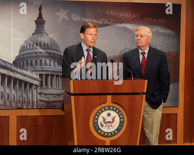 22. Juni 2023, Washington, District of Columbia, USA: Senatoren LINDSEY GRAHAM (R-SC) und RICHARD BLUMENTHAL (D-CT) stellen eine Resolution vor, dass Russland, wenn es Atomwaffen in der Ukraine einsetzt, als Angriff auf die NATO betrachtet würde. Die Resolution ist eine Reaktion auf die Lieferung taktischer Nuklearwaffen durch die Russische Föderation an die Republik Belarus. (Kreditbild: © Sue Dorfman/ZUMA Press Wire) NUR REDAKTIONELLE VERWENDUNG! Nicht für den kommerziellen GEBRAUCH! Stockfoto