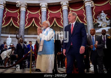 Washington, Vereinigte Staaten. 22. Juni 2023. Sprecher des Repräsentantenhauses der Vereinigten Staaten Kevin McCarthy (Republikaner von Kalifornien), rechts, geht mit Premierminister von Indien Narendra Modi durch die Statuarierhalle im US Capitol in Washington, DC, Donnerstag, 22. Juni 2023. Kredit: Rod Lamkey/CNP/dpa/Alamy Live News Stockfoto