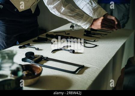 Mittelalterliche medizinische Werkzeuge, Details von klassischen Chirurgen-Werkzeugen auf einem Tisch. Hochwertiges Foto Stockfoto