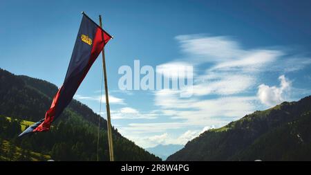 Flatternde Nationalflagge Liechtensteins Stockfoto
